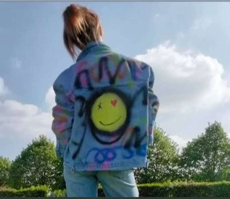veste en jeans avec graffiti smiley