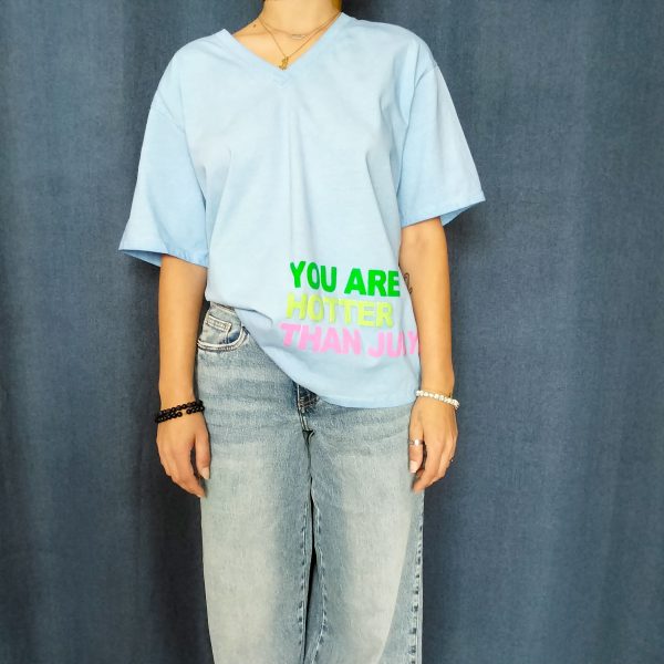 T-shirt col V « Hotter Than July » Dernières Chances Mademoiselle Hélène