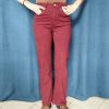 Vu de face jeans bordeaux, taille haute coupe droite légèrement évasée sur le bas.Bouton et zip pour la fermeture.