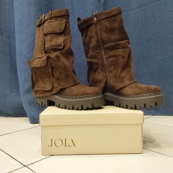 Bottes cargo suédées chocolat Chaussures & Accessoires Mademoiselle Hélène Bottes couleur brun chocolat ,hauteur mi-mollet, semelle plate forme. petite poches décoratives sur le côté et ouverture zip de l'autre.