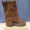 Bottes cargo suédées chocolat Chaussures & Accessoires Mademoiselle Hélène Bottes couleur brun chocolat ,hauteur mi-mollet, semelle plate forme. petite poches décoratives sur le côté et ouverture zip de l'autre. Taille 41.