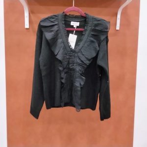 Pull noir à volants