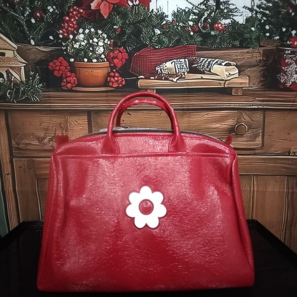 Sac Bowling Français Hippocampe Chaussures & Accessoires Mademoiselle Hélène Sac bowling brillant de la marque "Hippocampe". intérieur spacieux avec poche intégrée, fermeture zippée. Couleur rouge Fabrication Française.