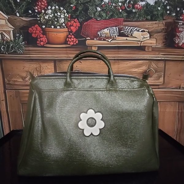 Sac Bowling Français Hippocampe Chaussures & Accessoires Mademoiselle Hélène Sac bowling brillant de la marque "Hippocampe". intérieur spacieux avec poche intégrée, fermeture zippée. Couleur kaki Fabrication Française.