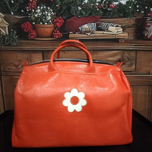 Sac Bowling Français Hippocampe Chaussures & Accessoires Mademoiselle Hélène Sac bowling brillant de la marque "Hippocampe". intérieur spacieux avec poche intégrée, fermeture zippée. Couleur orange Fabrication Française.