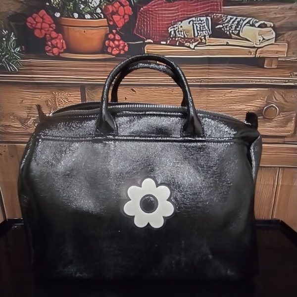 Sac Bowling Français Hippocampe Chaussures & Accessoires Mademoiselle Hélène Sac bowling brillant de la marque "Hippocampe". intérieur spacieux avec poche intégrée, fermeture zippée. Couleur noir Fabrication Française.