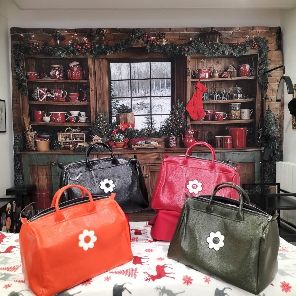 Sac Bowling Français Hippocampe Chaussures & Accessoires Mademoiselle Hélène Sac bowling brillant de la marque "Hippocampe". intérieur spacieux avec poche intégrée, fermeture zippée. Disponible en 4 coloris, rouge profond, noir sobre, kaki tendance et orange vitaminé. Fabrication Française.