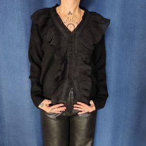 Pull noir à volants