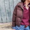 Doudoune marron à détails en jean, poche en jean sur le torse, finition en jean sur les poignets, et sur le bas de la doudoune.