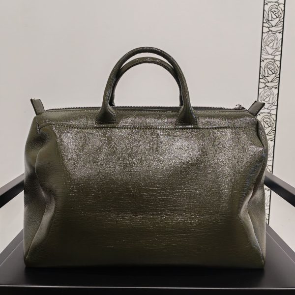 Sac Bowling Français Hippocampe Chaussures & Accessoires Mademoiselle Hélène Sac bowling brillant de la marque "Hippocampe". intérieur spacieux avec poche intégrée, fermeture zippée. Disponible en 4 coloris, rouge profond, noir sobre, kaki tendance et orange vitaminé. Fabrication Française.