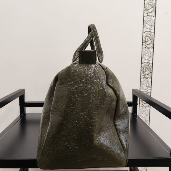 Sac Bowling Français Hippocampe Chaussures & Accessoires Mademoiselle Hélène Sac bowling brillant de la marque "Hippocampe". intérieur spacieux avec poche intégrée, fermeture zippée. Disponible en 4 coloris, rouge profond, noir sobre, kaki tendance et orange vitaminé. Fabrication Française.
