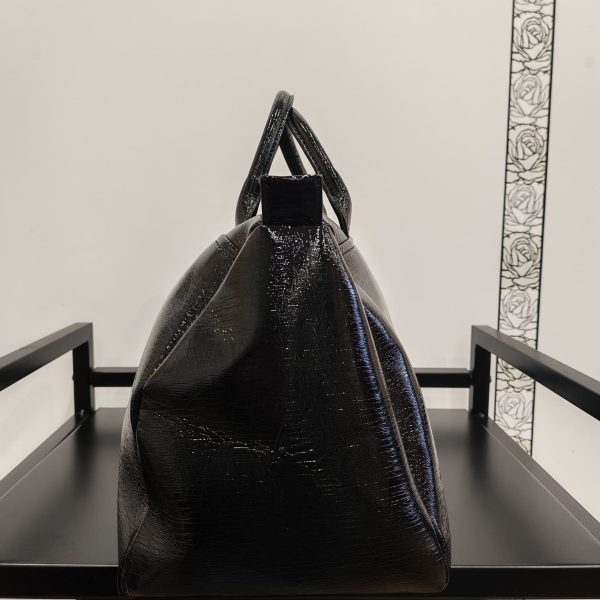 Sac Bowling Français Hippocampe Chaussures & Accessoires Mademoiselle Hélène Sac bowling brillant de la marque "Hippocampe". intérieur spacieux avec poche intégrée, fermeture zippée. Disponible en 4 coloris, rouge profond, noir sobre, kaki tendance et orange vitaminé. Fabrication Française.