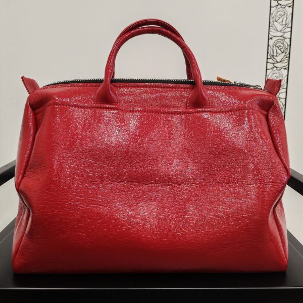 Sac Bowling Français Hippocampe Chaussures & Accessoires Mademoiselle Hélène Sac bowling brillant de la marque "Hippocampe". intérieur spacieux avec poche intégrée, fermeture zippée. Disponible en 4 coloris, rouge profond, noir sobre, kaki tendance et orange vitaminé. Fabrication Française.