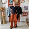 Pantalon velours orange vif avec ligne noir intense sur les côtés. 2 poches pratiques.