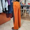 Pantalon velours orange vif avec ligne noir intense sur les côtés. 2 poches pratiques.