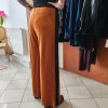 Pantalon velours orange vif avec ligne noir intense sur les côtés. 2 poches pratiques.