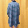 Robe-chemise à carreaux Les hauts Mademoiselle Hélène Robe-chemise à carreaux vert & mauve motif à carreaux. Coupe droite légèrement ample, col chemise, boutons effet nacré sur toute la longueur Taille L