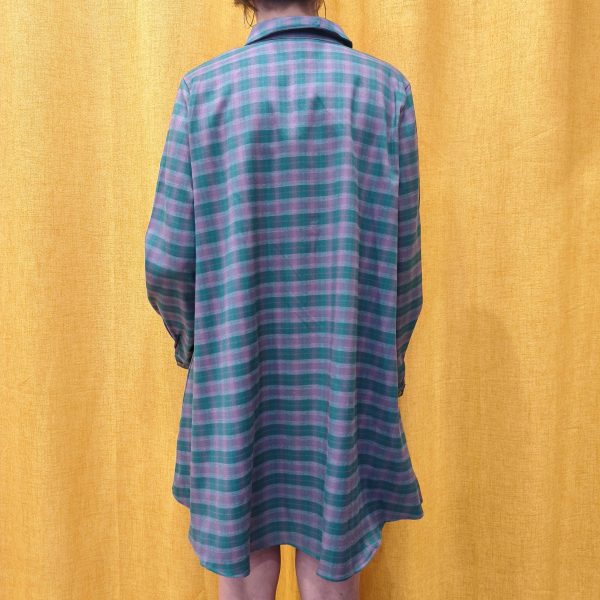 Robe-chemise à carreaux Les hauts Mademoiselle Hélène Robe-chemise à carreaux vert & mauve motif à carreaux. Coupe droite légèrement ample, col chemise, boutons effet nacré sur toute la longueur Taille L