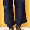 Jean large à tresses latérales, coupe droite et large, taille mi-haute, denim résistant et confortable, bouton + zip, bas légèrement effiloché.