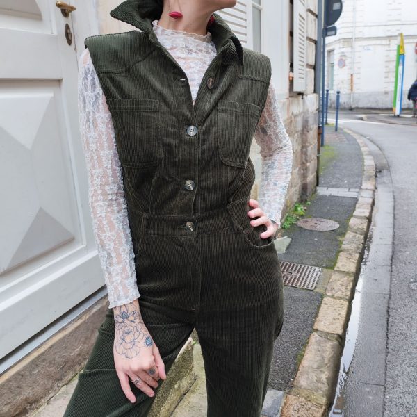 Combinaison longue sans manches Robes / Combinaisons / Salopettes Mademoiselle Hélène Combinaison longue sans manches en velours côtelé vert. Coupe longue, col chemise structuré, fermeture boutonnée sur le devant, poches poitrine et poches latérales, taille marquée pour une silhouette féminine.