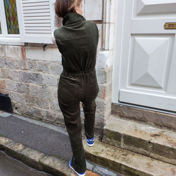 Combinaison longue sans manches Robes / Combinaisons / Salopettes Mademoiselle Hélène Combinaison longue sans manches en velours côtelé vert. Coupe longue, col chemise structuré, fermeture boutonnée sur le devant, poches poitrine et poches latérales, taille marquée pour une silhouette féminine.