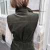 Combinaison longue sans manches Robes / Combinaisons / Salopettes Mademoiselle Hélène Combinaison longue sans manches en velours côtelé vert. Coupe longue, col chemise structuré, fermeture boutonnée sur le devant, poches poitrine et poches latérales, taille marquée pour une silhouette féminine.