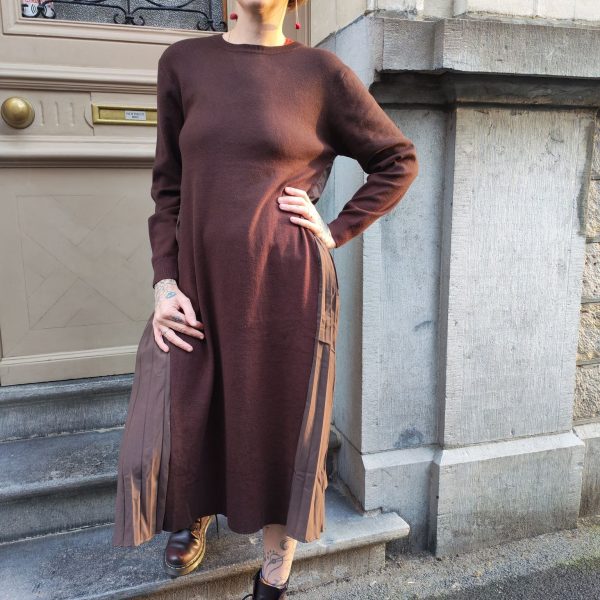 Robe longue plissée femme Robes / Combinaisons / Salopettes Mademoiselle Hélène Robe longue plissée manches longues à encolure ronde, disponible en noir et marron.