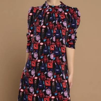Robe imprimé motifs originaux Dernières Chances Mademoiselle Hélène Robe "Beauty Pop" de couleur noir tout en imprimés pop art. Motif beauté : parfums, lipsticks, poudriers, accessoires. Coupe fluide et confortabe, longueur au-dessus du genou. manches longues froncées, col légèrement froncé.