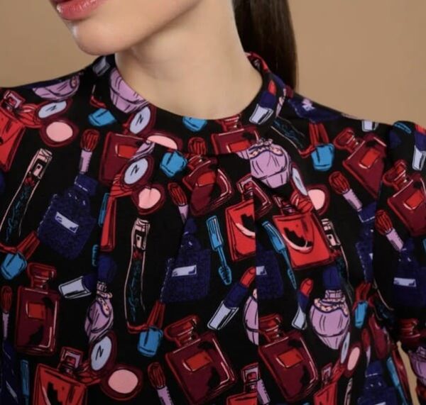 Robe imprimé motifs originaux Dernières Chances Mademoiselle Hélène Robe "Beauty Pop" de couleur noir tout en imprimés pop art. Motif beauté : parfums, lipsticks, poudriers, accessoires. Coupe fluide et confortabe, longueur au-dessus du genou. manches longues froncées, col légèrement froncé.
