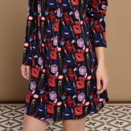 Robe imprimé motifs originaux Dernières Chances Mademoiselle Hélène Robe "Beauty Pop" de couleur noir tout en imprimés pop art. Motif beauté : parfums, lipsticks, poudriers, accessoires. Coupe fluide et confortabe, longueur au-dessus du genou. manches longues froncées, col légèrement froncé.