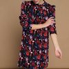Robe imprimé motifs originaux Dernières Chances Mademoiselle Hélène Robe imprimé motifs originaux "Beauty Pop" de couleur noir tout en imprimés pop art. Motif beauté : parfums, lipsticks, poudriers, accessoires. Coupe fluide et confortabe, longueur au-dessus du genou. manches longues froncées, col légèrement froncé.