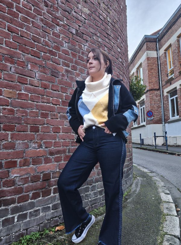 Pull col roulé doux motifs losanges(blanc, bleu, jaune). Coupe droite et confortable, matière douce et chaude, manches longues. Taille unique (convient du 34 au 42)