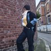Jean large à tresses latérales, coupe droite et large, taille mi-haute, denim résistant et confortable, bouton + zip, bas légèrement effiloché.