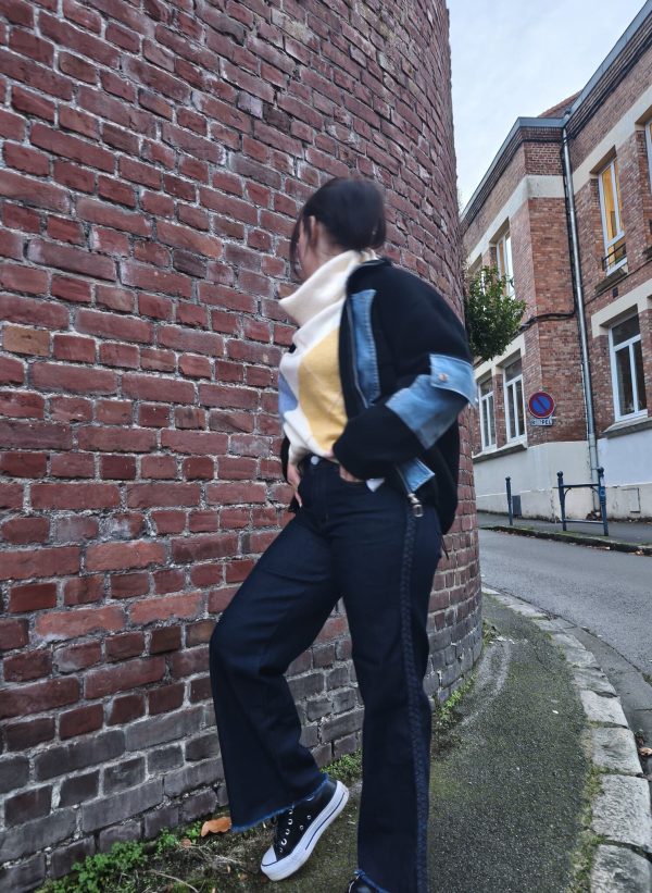 Jean large à tresses latérales, coupe droite et large, taille mi-haute, denim résistant et confortable, bouton + zip, bas légèrement effiloché.