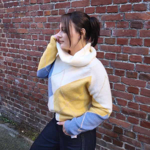 Pull col roulé doux motifs losanges(blanc, bleu, jaune). Coupe droite et confortable, matière douce et chaude, manches longues. Taille unique (convient du 34 au 42)