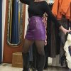 Jupe courte violette en simili cuir zippée, taille haute, fermeture zippée sur le devant, ceinture intégrée avec œillets métalliques, poches décoratives à l'avant et à l'arrière, coupe structurée et confortable