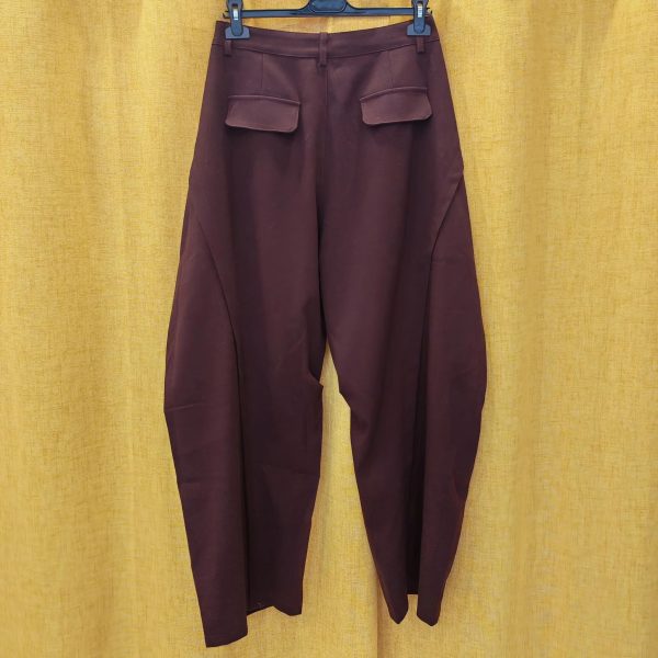 Pantalon taille haute bordeaux, taille haute structurée, coupe barrel et moderne, pinces à l'avant, poches plaquées à l'arrière, fermeture par bouton et zip.