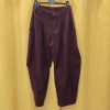 Pantalon taille haute bordeaux, taille haute structurée, coupe barrel et moderne, pinces à l'avant, poches plaquées à l'arrière, fermeture par bouton et zip.