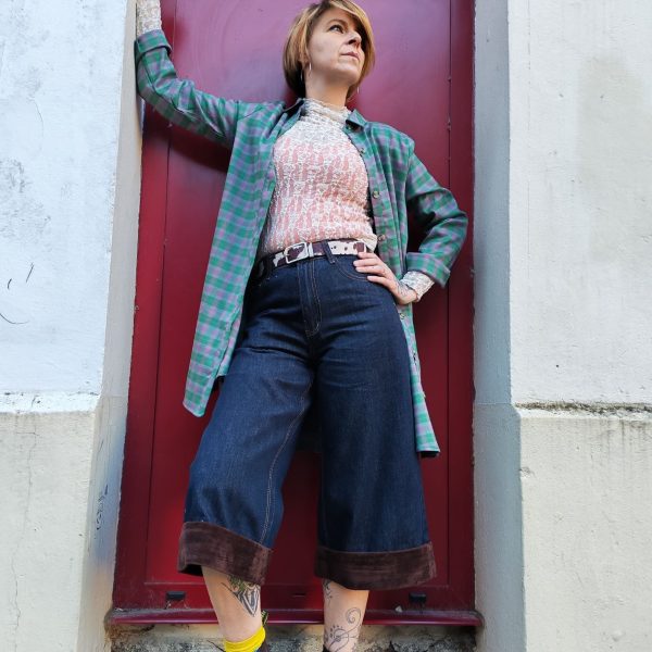 Bermuda jean large revers, taille haute, denim épais de qualité, revers contrastés marron en bas de jambe, poches arrière rivetées, fermeture bouton et zip, passant pour ceinture.