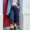 Bermuda jean large revers, taille haute, denim épais de qualité, revers contrastés marron en bas de jambe, poches arrière rivetées, fermeture bouton et zip, passant pour ceinture.