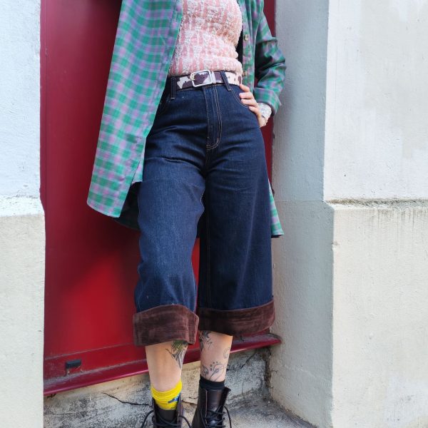 Bermuda jean large revers, taille haute, denim épais de qualité, revers contrastés marron en bas de jambe, poches arrière rivetées, fermeture bouton et zip, passant pour ceinture.