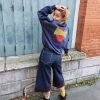 Bermuda jean large revers, taille haute, denim épais de qualité, revers contrastés marron en bas de jambe, poches arrière rivetées, fermeture bouton et zip, passant pour ceinture.