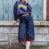 Bermuda jean large revers, taille haute, denim épais de qualité, revers contrastés marron en bas de jambe, poches arrière rivetées, fermeture bouton et zip, passant pour ceinture.