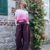 Pantalon taille haute bordeaux, taille haute structurée, coupe barrel et moderne, pinces à l'avant, poches plaquées à l'arrière, fermeture par bouton et zip.
