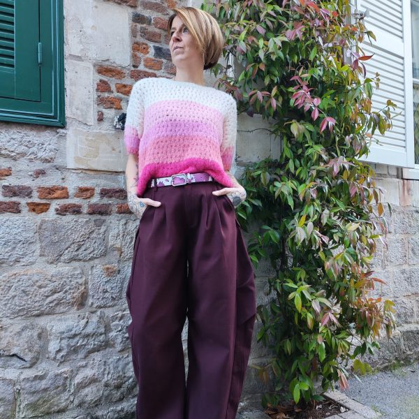 Pantalon taille haute bordeaux, taille haute structurée, coupe barrel et moderne, pinces à l'avant, poches plaquées à l'arrière, fermeture par bouton et zip.