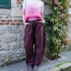 Pantalon taille haute bordeaux, taille haute structurée, coupe barrel et moderne, pinces à l'avant, poches plaquées à l'arrière, fermeture par bouton et zip.