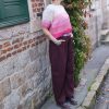 Pantalon taille haute bordeaux, taille haute structurée, coupe barrel et moderne, pinces à l'avant, poches plaquées à l'arrière, fermeture par bouton et zip.