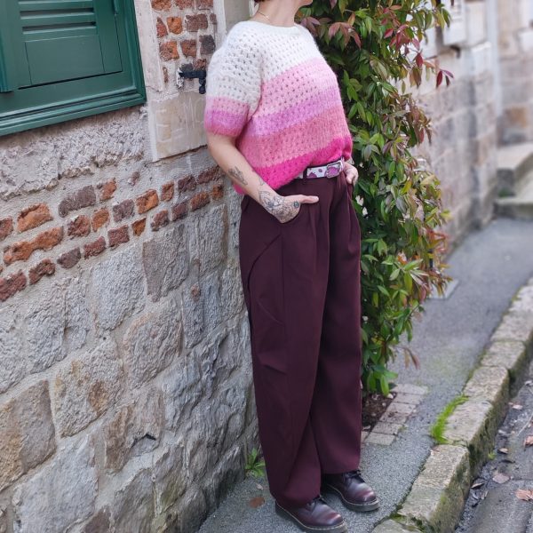 Pantalon taille haute bordeaux, taille haute structurée, coupe barrel et moderne, pinces à l'avant, poches plaquées à l'arrière, fermeture par bouton et zip.