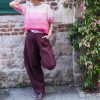 Pantalon taille haute bordeaux, taille haute structurée, coupe barrel et moderne, pinces à l'avant, poches plaquées à l'arrière, fermeture par bouton et zip.