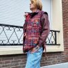 Veste matelassée carreaux brodée, liens latéraux pour ajustement, poches pratiques, col chemise structuré, rembourrage léger et confortable.